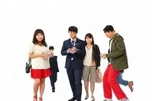 旧楼道里声控灯亮起的一小片暖光