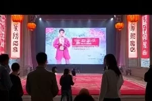 快递驿站货架上贴着手写标签的包裹
