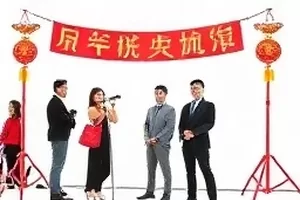 直播补光灯下的主播台与挂在椅背的耳机