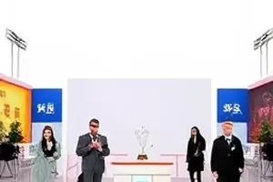 深夜便利店监控回放中的收银台画面