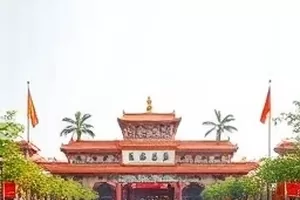 片场折叠桌上摆开的盒饭与手写名单