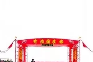 电梯轿厢内几人各自站立的静止画面